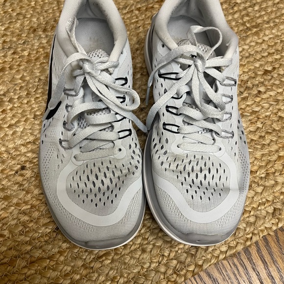 Nike shoes size 6.5 light gray in color - Picture 4 of 6
